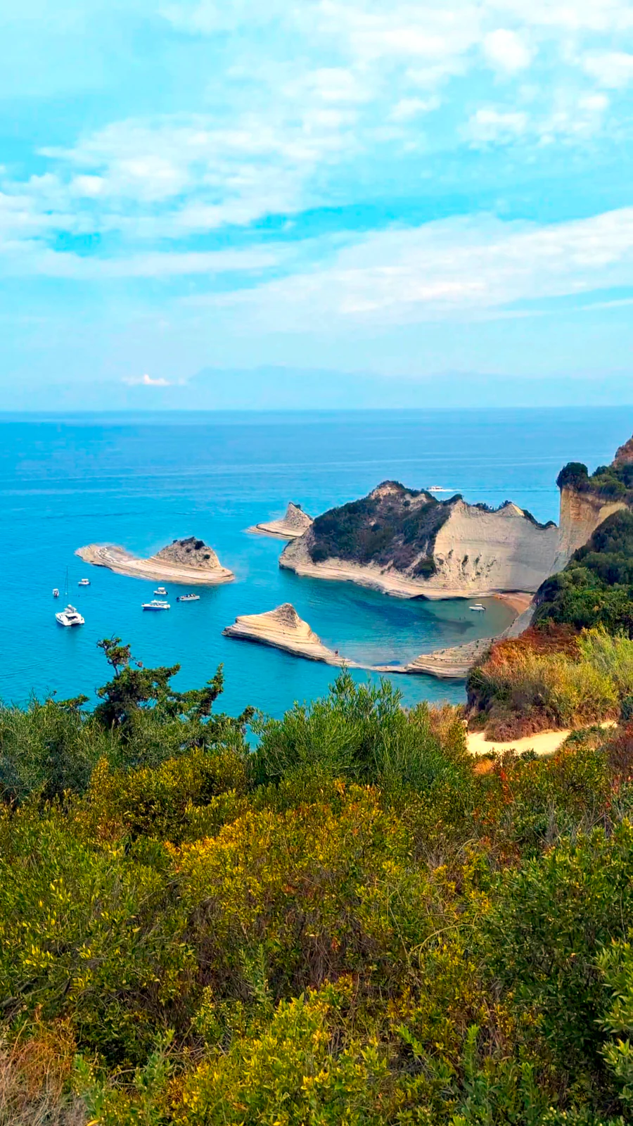 Unikalne formacje białych klifów na przylądku Drastis na północnym wybrzeżu Korfu.