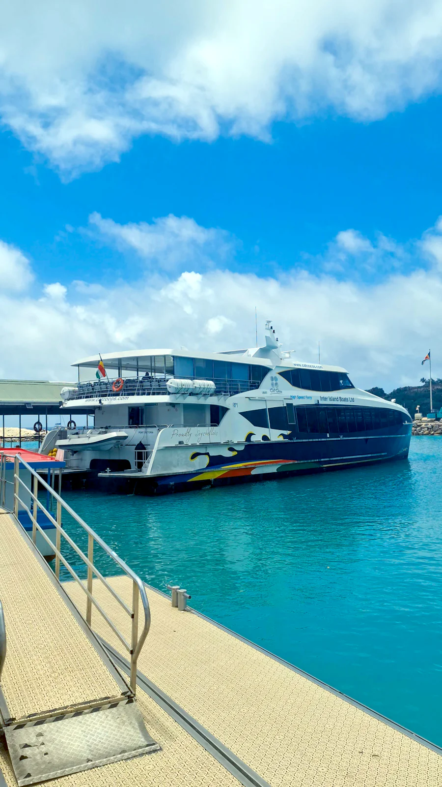 Szybki prom Cat Cocos przycumowany w porcie, używany do transportu między wyspami Mahe, Praslin i La Digue.