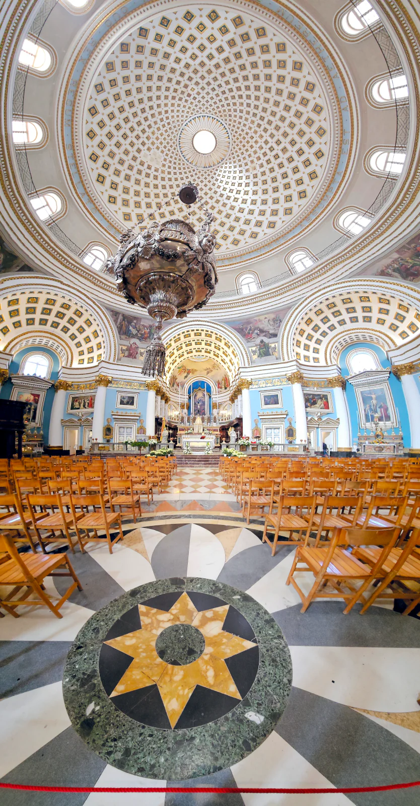 Szerokokątne ujęcie wnętrza potężnej kopuły Rotundy w Moście na Malcie.