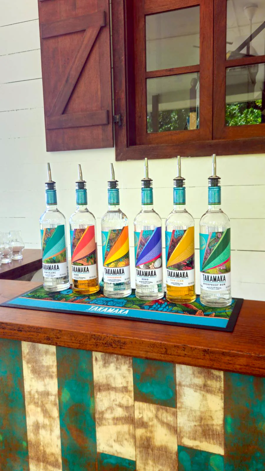 Różne rodzaje butelek rumu Takamaka w oficjalnej destylarni na wyspie Mahé, Seszele.