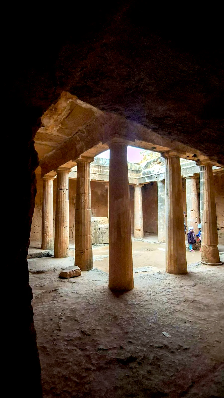 Podziemne komnaty i doryckie kolumny w Grobowcach Królewskich (UNESCO) w Pafos.