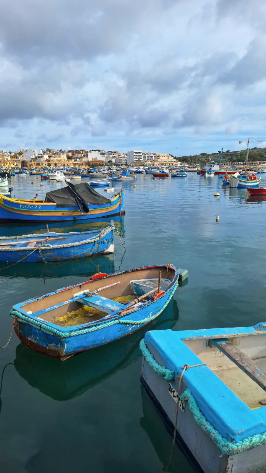 Zbliżenie na kolorowe tradycyjne łodzie Luzzu z Okiem Ozyrysa na Malcie.