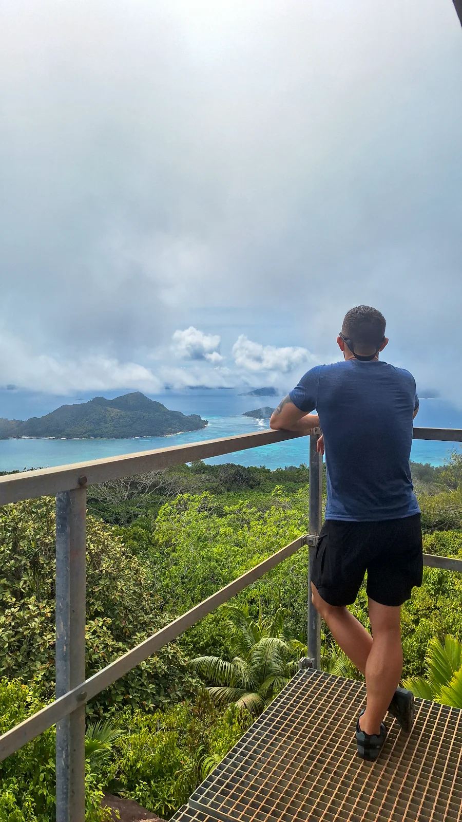 Adam z Millennials Do Travel podziwiający panoramiczny widok na ocean z wieży widokowej Glacis Noire na Praslin.