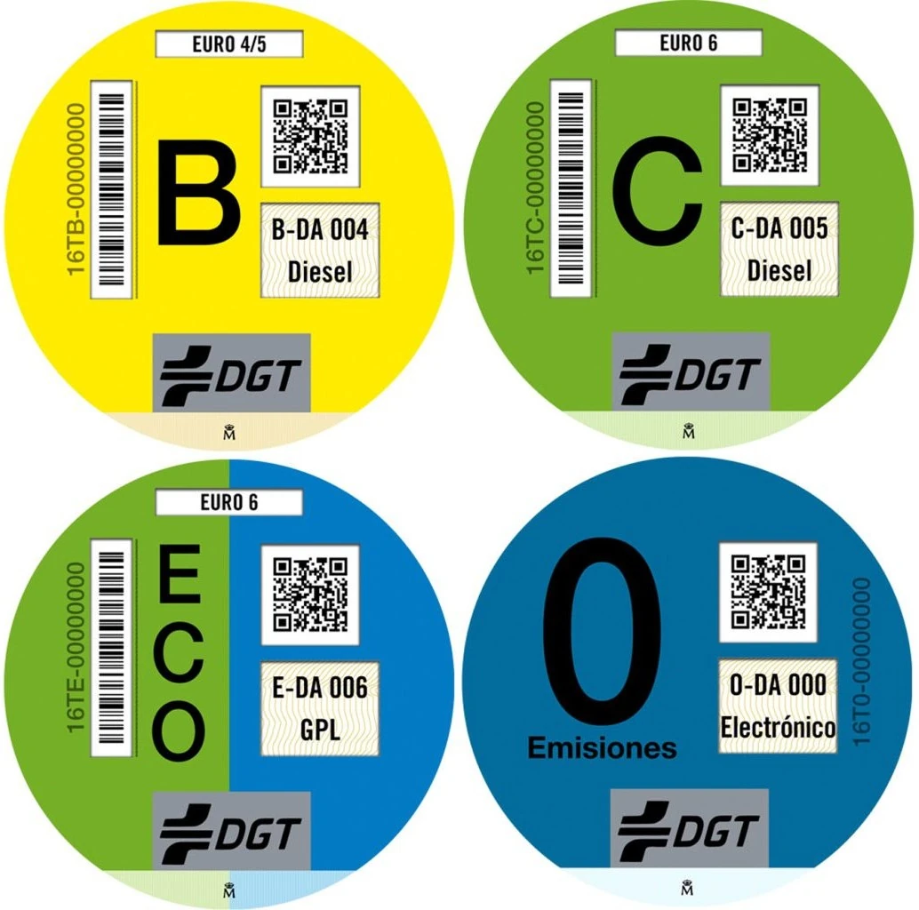 Cztery etykiety ekologiczne DGT (B, C, ECO, 0) wymagane do poruszania się w strefach ZBE w Hiszpanii.